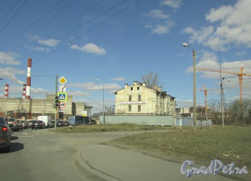 Черниговская улица, дом 27, литера А. Общий вид здания. Фото 7 апреля 2019 года.
