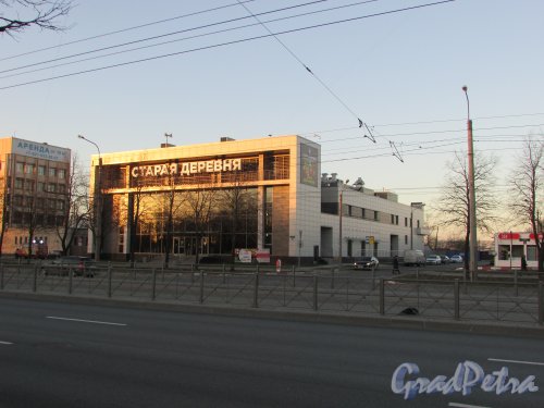 Бухарестская улица, дом 10, строение 1. Здание рынка «Старая деревня». Общий вид. Фото 16 апреля 2019 г.

