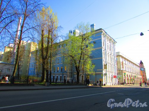 Большая Разночинная улица, дом 13 / Чкаловский проспект, дом 9. Общий вид здания со стороны сквера. Фото 1 мая 2016 года.
