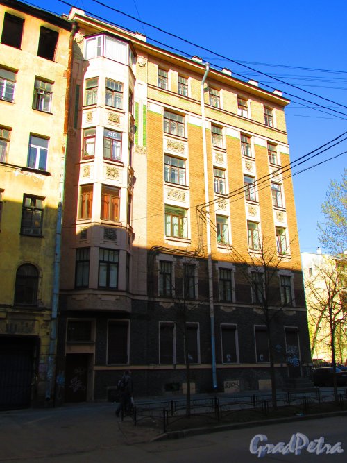Большая Разночинная улица, дом 7, литера А. Общий вид фасада здания. Фото 1 мая 2016 года.

