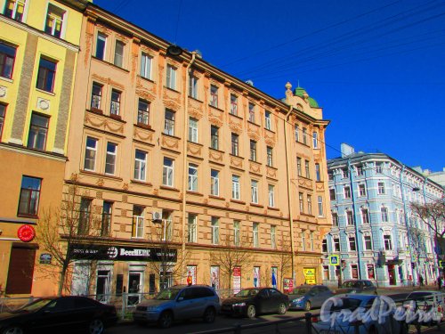 Большая Разночинная улица, дом 15 / Чкаловский проспект, дом 14. Фасад по Б. Разночинной улице. Фото 1 мая 2016 года.
