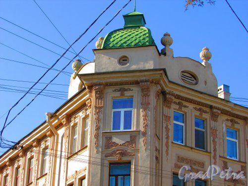 Большая Разночинная улица, дом 15 / Чкаловский проспект, дом 14. Угловая верхняя часть фасада. Фото 1 мая 2016 года.
