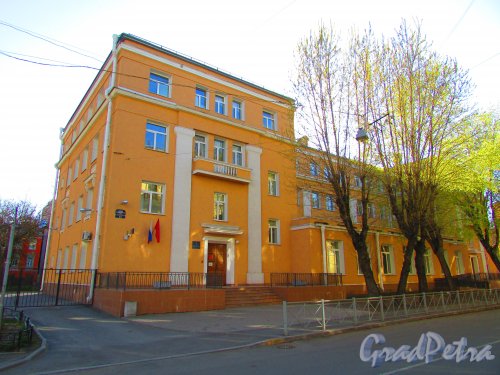 Малая Разночинная улица, дом 2-4, литера А. Общий вид здания школы № 50 Петроградского района. Фото 1 мая 2016 года.
