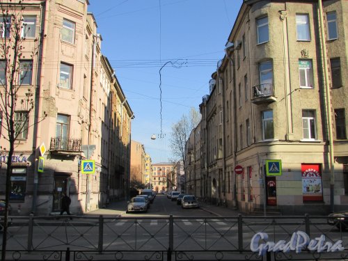 Перспектива Мончегорской улицы от Малого проспекта П.С. В сторону Большого пр. П.С. Фото 1 мая 2016 года.
