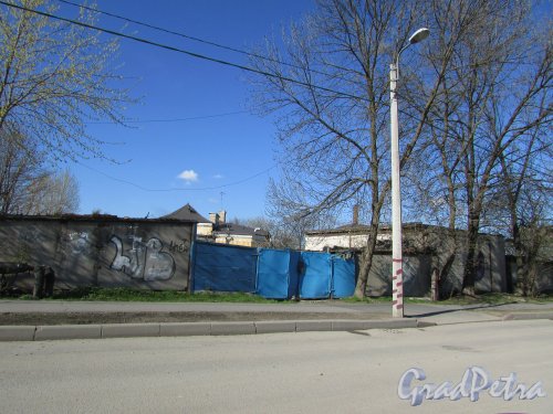 улица Одоевского, дом 3. Ворота при въезде на территорию. Фото 1 мая 2016 года.
