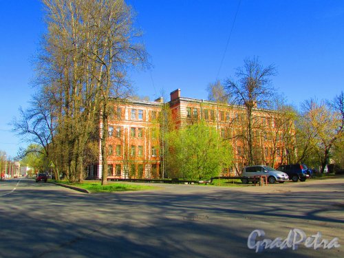 улица Одоевского, дом 12, литера А. Общий вид жилого дома. Фото 1 мая 2016 года.
