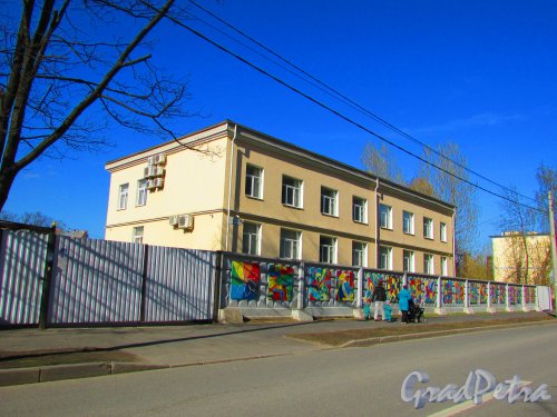 улица Одоевского, дом 19, литера А. Общий вид здания. Фото 1 мая 2016 года.

