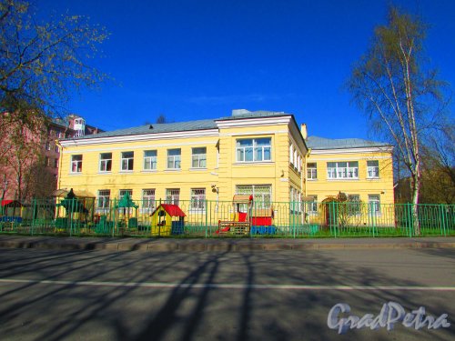 улица Одоевского, дом 23, литера А. Общий вид здания Дома ребёнка № 6. Фото 1 мая 2016 года.
