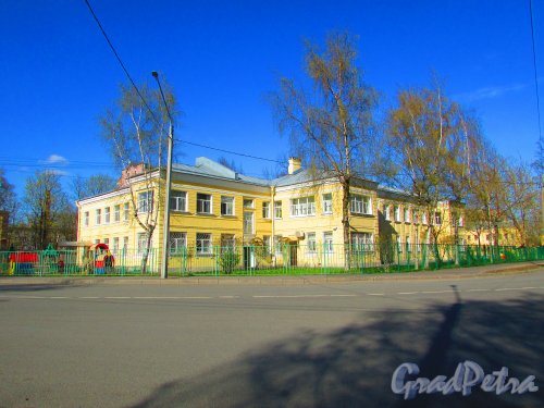 улица Одоевского, дом 23, литера А. Общий вид здания Дома ребёнка № 6. Фото 1 мая 2016 года.

