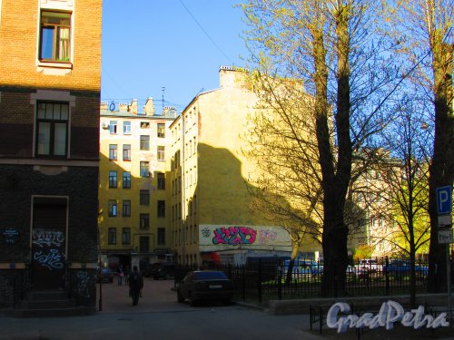 Ропшинская улица, дом 24, литера А. Дворовый фасад здания. Вид с Большой Разночинной улицы. Фото 1 мая 2016 года.
