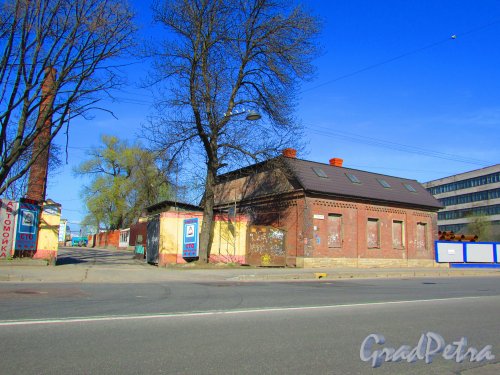 Уральская улица, дом 13, литера АД. Общий вид здания и въезд на территорию. Фото 1 мая 2016 года.
