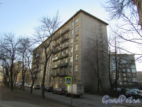 улица Победы, дом 4. Общий вид корпуса по Варшавской улице. Фото 21 апреля 2019 года.

