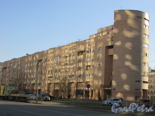 Варшавская улица, дом 51, корпус 1. Северная часть жилого дома с отблесками от остекленного фасада ЖК «Граф Орлов». Фото 21 апреля 2019 года.
