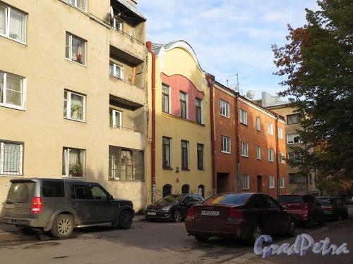 Перспектива четной стороны улицы Некрасова в городе Выборге (дома 4-10). фото октябрь 2017 г. 
