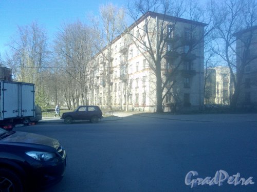 Улица Харченко, дом 1. 5- этажный жилой дом серии 1-405 1959 года постройки. 3 парадные, 45 квартир. Фото 18.04. 2019 года.