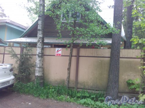 Всеволожск, улица Константиновская, дом 121. Актуальный знак на заборе. Фото 25.05.2019 года.