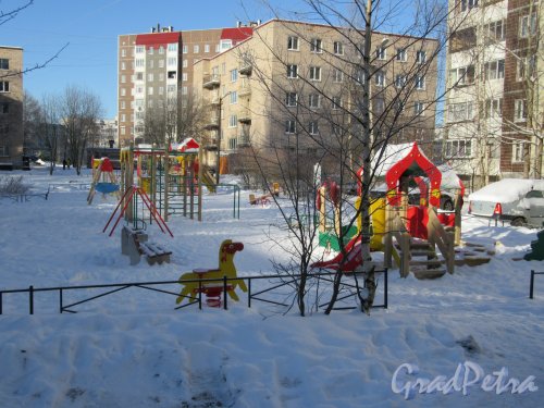 Рощинская ул. (Гатчина), д. 3А. Детская площадка. Фото февраль 2018 г.