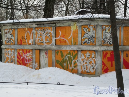 Ул. Блохина, д. 28а. Общественный туалет с росписью. Граффити на боковой стене. фото март 2018 г.