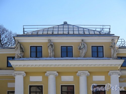 Галерная ул., д. 58-60. Дворец Бобринских. Архитрав и мезонин со стороны двора. фото апрель 2018 г.