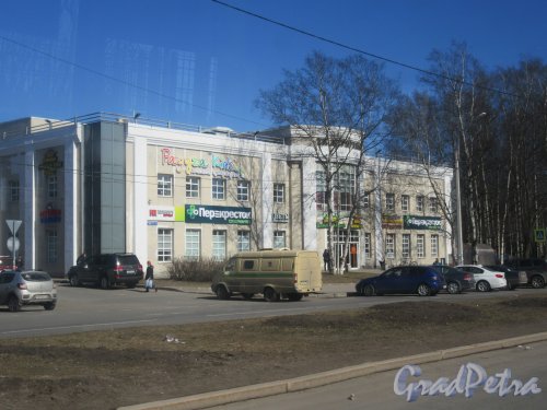 Вокзальная ул. (Зеленогорск), д. 7. Торговый комплекс «Курортный». Общий вид здания. фото апрель 2018 г.
