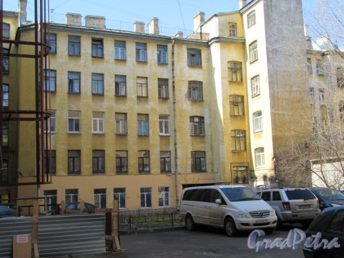 5-я Советская ул., д. 5. Доходный дом (ныне «Социальный дом»). Общий вид двора. фото апрель 2018 г.