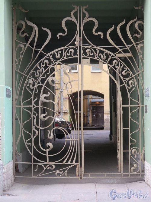 Фурштатская ул., д. 28. Доходный дом М. Е. Зенкевич, Въездные ворота. фото апрель 2018 г.  