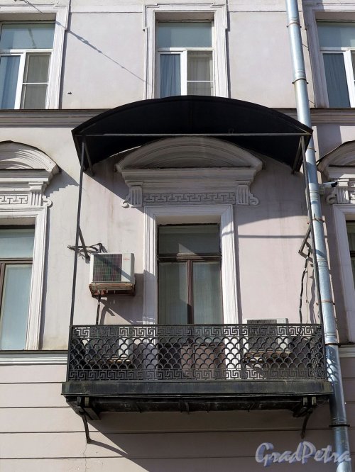 Фурштатская ул., д. 14. Доходный дом И. Л. Горемыкина. Балкон. фото апрель 2018 г.