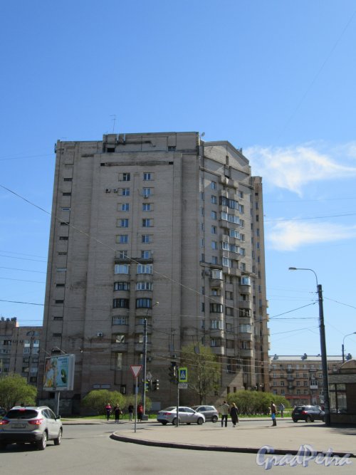 Варшавская ул., д. 63, корп. 1. Жилой дом, !994. Общий вид здания. фото май 2018 г.