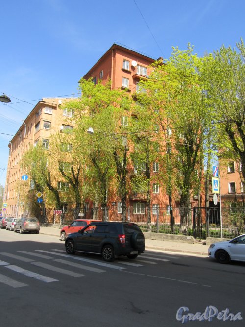 улица Чапаева, дом 23, литера А. Жилой дом, состоящий из двух корпусов (пять и восемь этажей). Общий вид. фото май 2018 г.