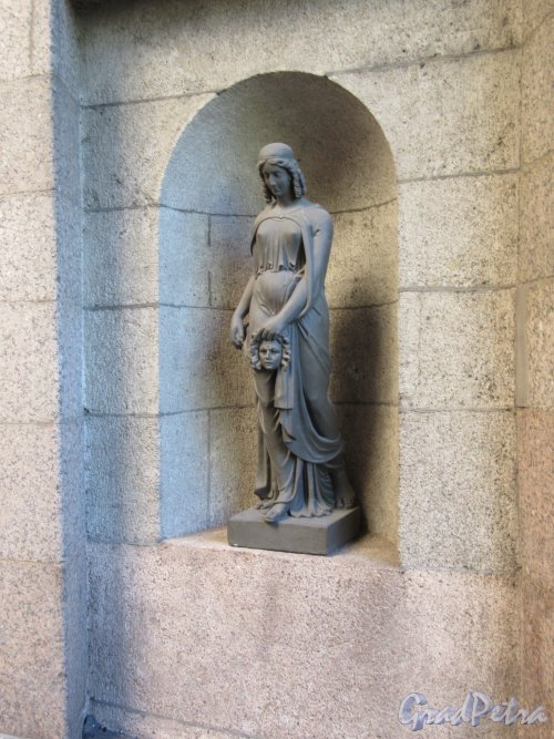 Миллионная ул., д. 5. Мраморный Дворец. Проход во внутренний двор. Статуя в нише «Комедия». фото май 2018 г.