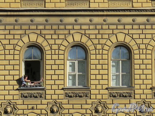 Миллионная ул., д. 38. Жилой дом штаба Гвардейского корпуса. Фрагмент фасада. фото май 2018 г.