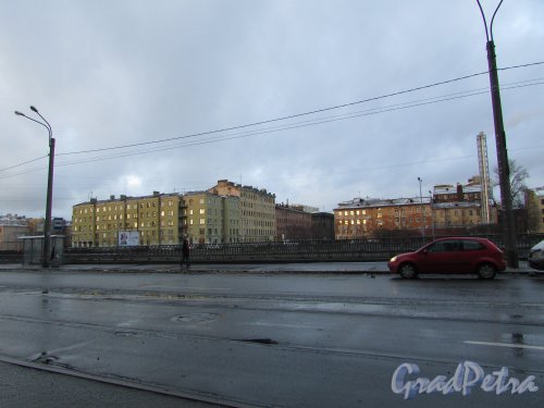 Общий вид застройки на перекрёстке Воронежской улицы и Обводного канала. Фото 8 декабря 2019 года.