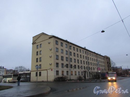 Днепропетровская улица, дом 49, литера А. Общий вид здания гостиницы «Киевская» со стороны Днепропетровской улицы. Фото 25 декабря 2019 года.