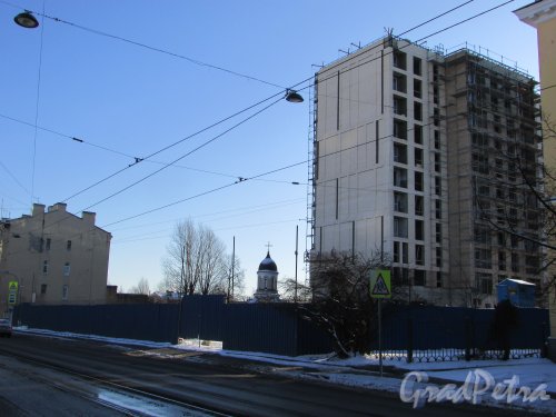 Расстанная улица, дом 11. Общий вид участка и вид на новые корпуса ЖК «Второй Квартал» со стороны Расстанной улицы. Фото 6 февраля 2020 года.
