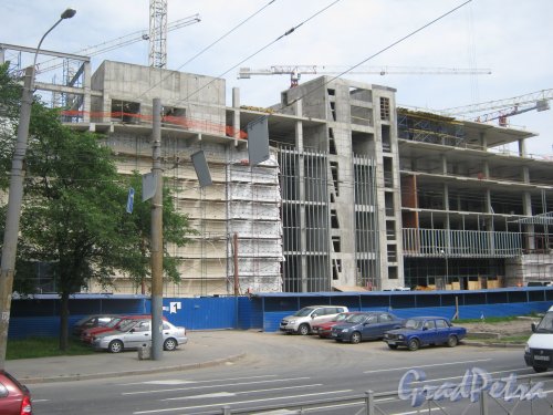 Бухарестская ул., дом 32. Строительство здания Торгово-развлекательного комплекса
«Континент на Бухарестской». Фото 5 июля 2012 г.
