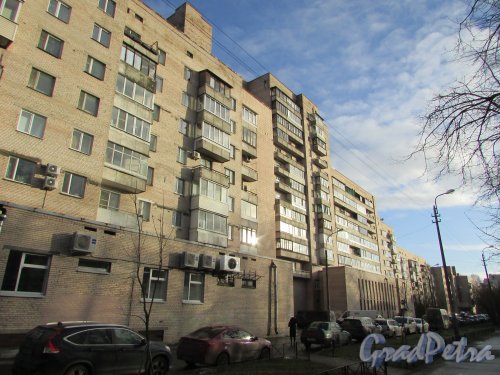 Варшавская улица, дом 29, корпус 1 (слева) и Варшавская улица, дом 37, корпус 1, литера А (справа). Фото 11 февраля 2020 г.
