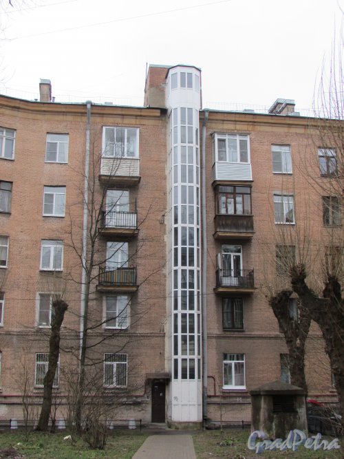 улица Седова, дом 19, литера А. Новый лифт, устоановленный со стороны двора. Фото 16 февраля 2020 г.
