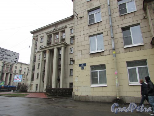 Ивановская улица, дом 26, литера А. Торец с колоннадой со стороны улицы Седова. Фото 16 февраля 2020 г.
