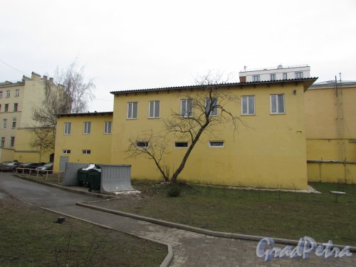 Прилукская улица, дом 21-23, литера В. Вид со стороны двора. Фото 3 марта 2020 г.