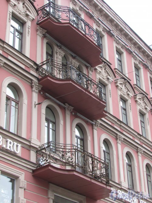 улица Льва Толстого, дом 1-3, литера А. Балконы в центральной части фасада со стороны площади. Фото 3 марта 2020 г.
