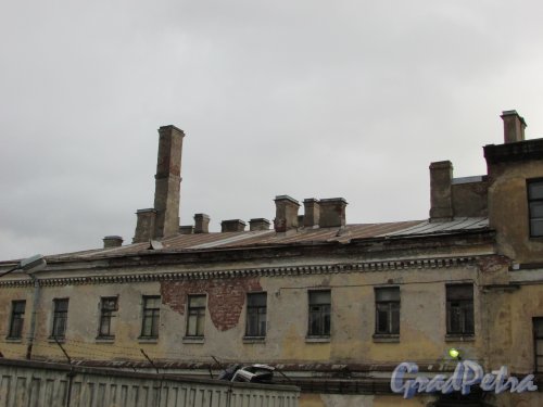 Расстанная улица, дом 20, литера А. Южное крыло здания (со стороны Днепропетровской улицы). Вид на трубы. Фото 17 февраля 2020 г.