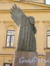 Улица Правды. Скульптура «Три ангела», 2005 г., Ск. Б.М. Сергеев. Одна часть триптиха в профиль. фото май 2018 г.