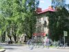 г. Волхов, ул. Юрия Гагарина, д. 15. 3-х этажный жилой дом с магазинами. Общий вид. фото май 2018 г.  