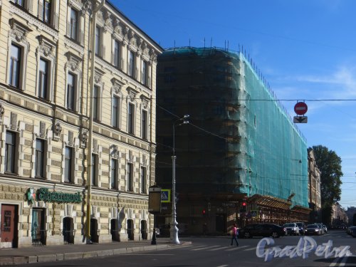 улица Глинки, дом 2, литера А. Общий вид угловой части во время реставрации фасадов. Фото 20 августа 2015 г.