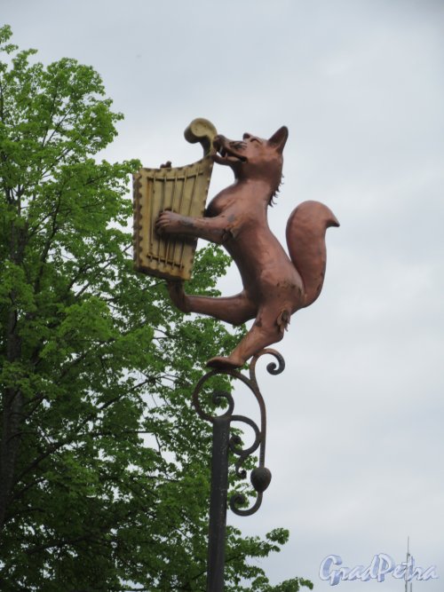 Центральный сквер пос. Рощино. Фонтан, фигура «Волк-гусляр». фото май 2018 г.