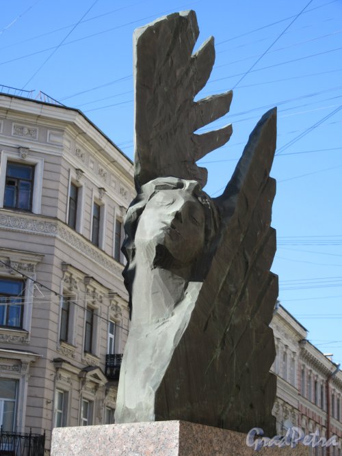 Улица Правды. Скульптура «Три ангела», 2005 г., Ск. Б.М. Сергеев. Одна часть триптиха фас. фото май 2018 г.