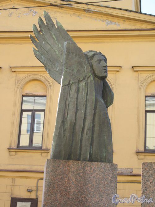 Улица Правды. Скульптура «Три ангела», 2005 г., Ск. Б.М. Сергеев. Одна часть триптиха в профиль. фото май 2018 г.