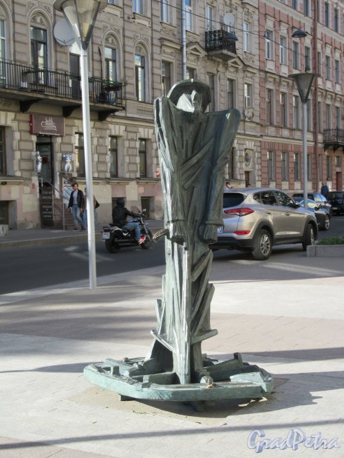 Улица Правды. Скульптура «Слепой», 2005 г., ск. Дм. Д. Каминкер. фото май 2018 г.