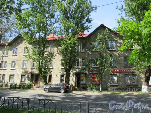 г. Волхов, ул. Юрия Гагарина, д. 15. 3-х этажный жилой дом с магазинами. Лицевой фасад. фото май 2018 г.