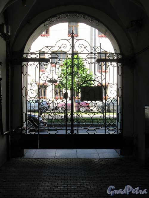 Фурштатская ул., д. 17. Доходный дом О. С. Клейман. Уличные ворота, вид изнутри. фото июнь 2018 г.